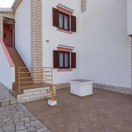 아파트 Awesome In Pag With House Sea View *