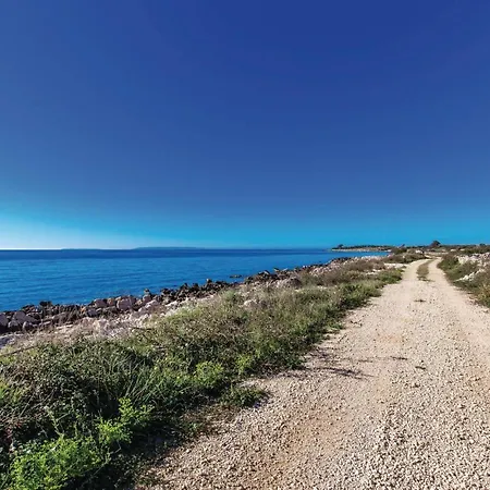 아파트 Awesome In Pag With House Sea View *